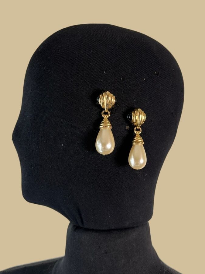 Paire de clips d'oreilles en métal doré goutte de perle nacrée et cabochons de verre bleu - non signée
Ht 5,5 cm