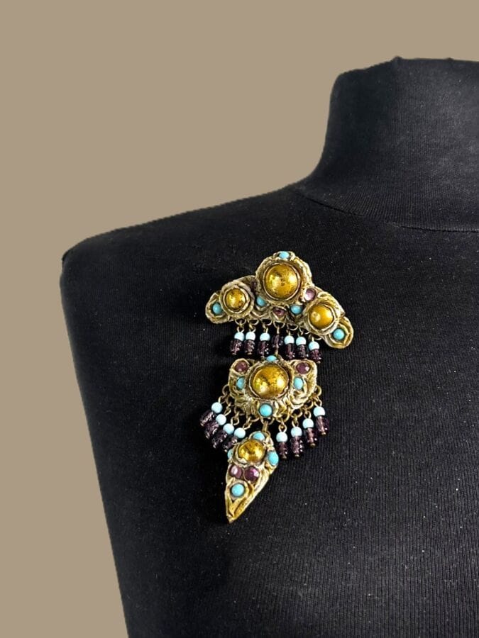 HENRY Broche à pampille en talosel cabochons de métal patiné perles de verre turquoise et mauve strass violet - signée
11 x 6 cm