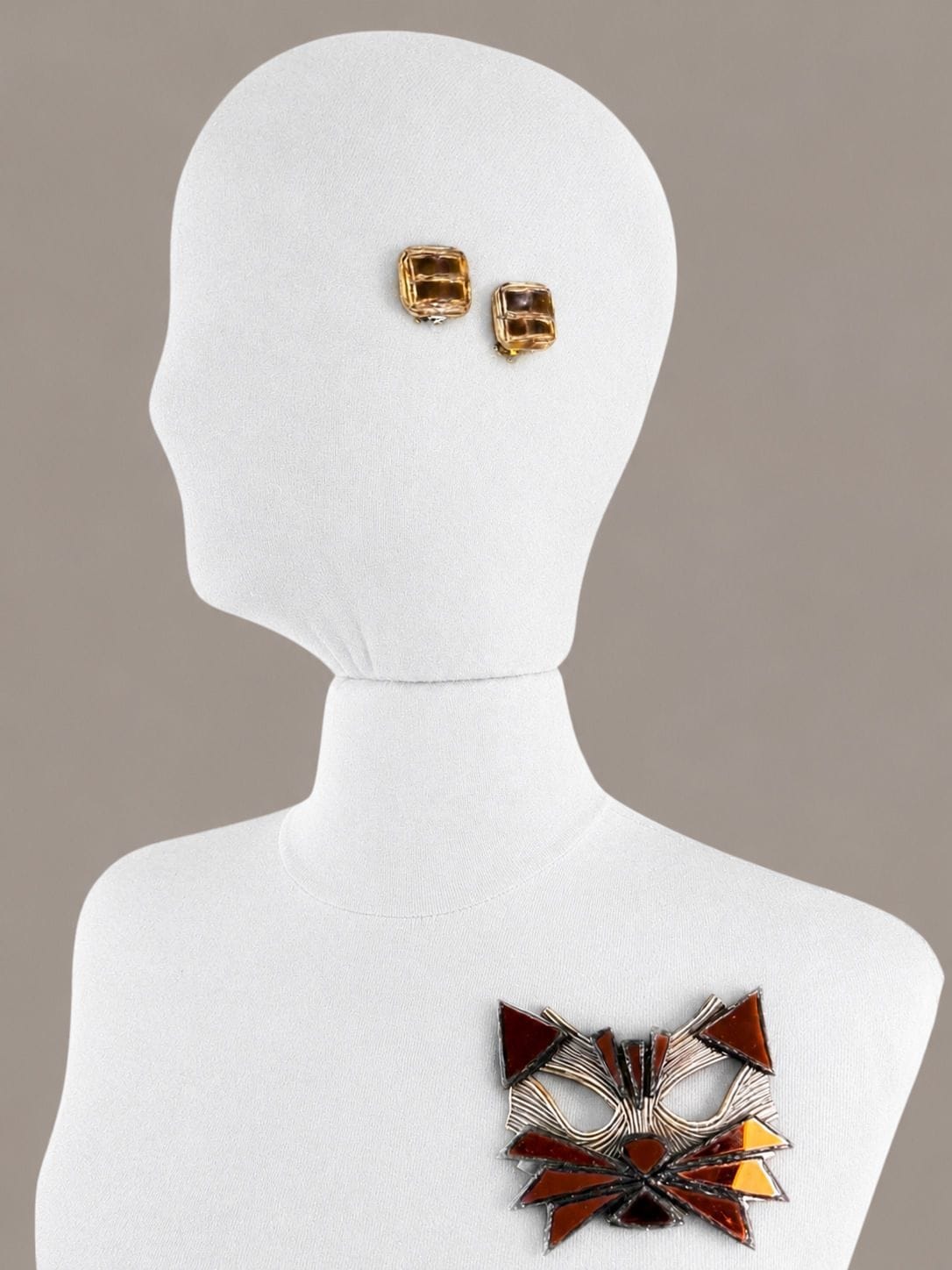 IRENA JAWORSKA Broche tête de chat  en talosel et plaques de miroir brun  - monogrammée                                         7x8 cm                                                                                                                                                                               On y joint Paire de clips d'oreilles en talosel et miroir doré - non signée
2x2 cm