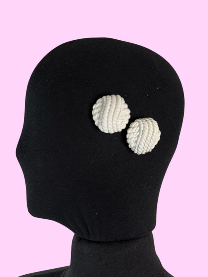 BALENCIAGA Paris Paire de clips d'oreilles cordage en résine blanche  - signée 
Diam : 3,5 cm