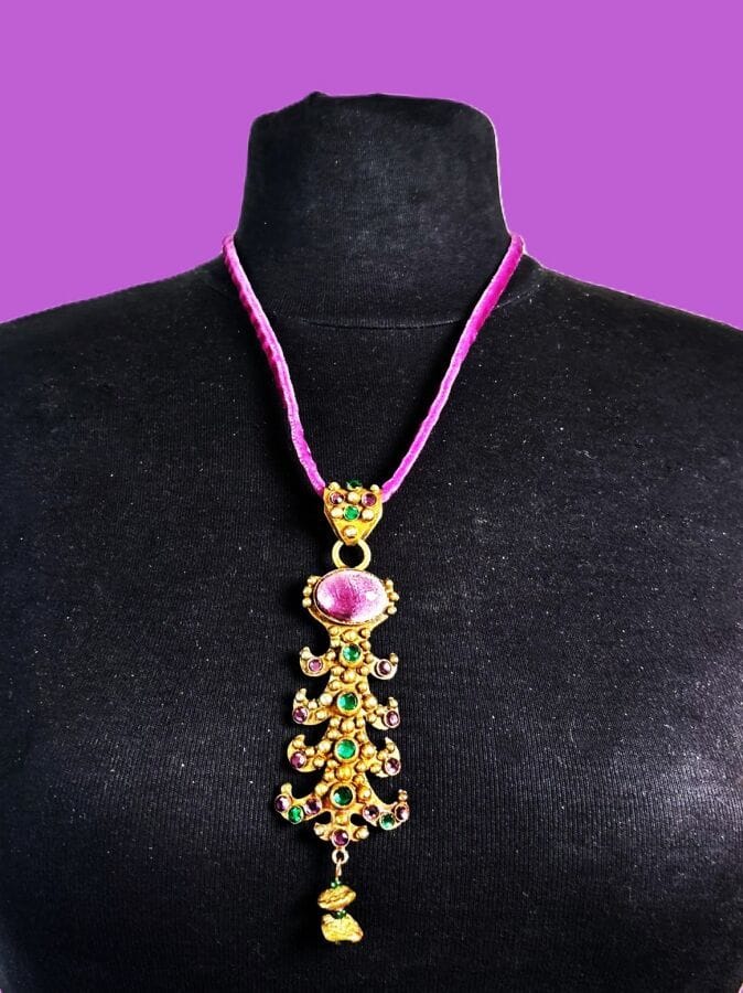 HENRY Pendentif sur cordon en métal patiné cabochons de verre et strass violets et verts - signé
Ht pendentif 11 cm
Collier 44 cm