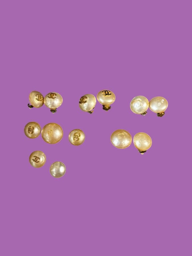 CHANEL Made in France  Lot de 8 clips d'oreilles métal doré et perles nacrées (en l'état)