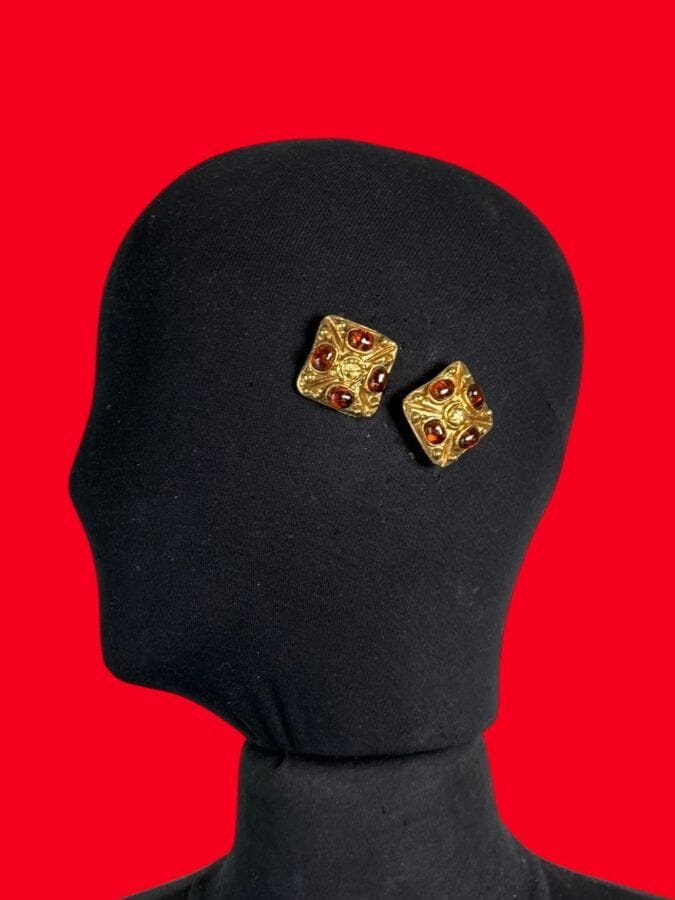 CHANEL Made in France par ROBERT GOOSSENS Paire de  clips d'oreilles en métal doré et pâte de verre ambrée- signée
Ht : 2,5 cm