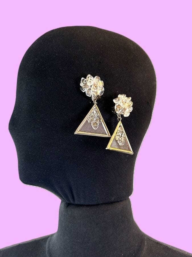 PACO RABANNE Pair of clip-on earrings with triangular pendants in chrome-plated metal and clear crystals—signed        Height: 5 cm