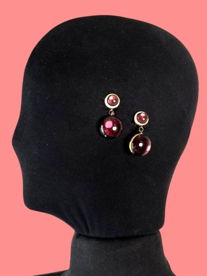 DENISE GATARD Paire de clips d'oreilles en métal doré et céramique à  cabochons de verre  améthyste - non signée
Ht 3,5 cm
