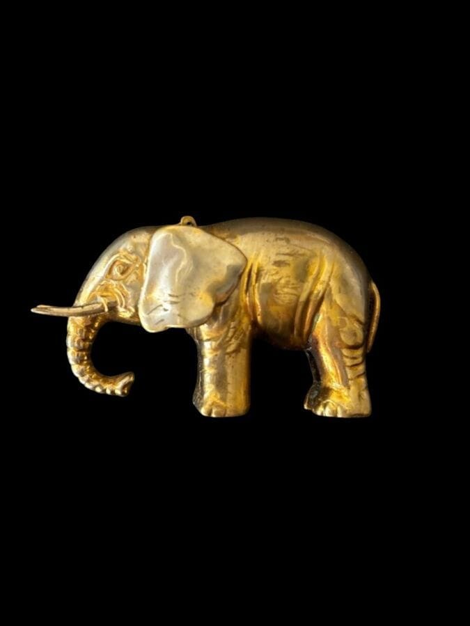 SCHIAPARELLI par PAUL WIEGANT Porte allumette éléphant  en métal doré ouvrant à grattoir - non signé                                                                                                                       H : 4 cm L :7 cm