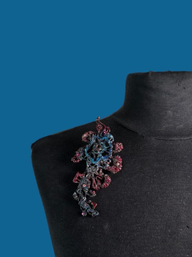 CHRISTIAN LACROIX Made in France Broche fleur en métal patiné chocolat et bleu - signée
Ht : 11, 5 cm
Larg : 5,5 cm