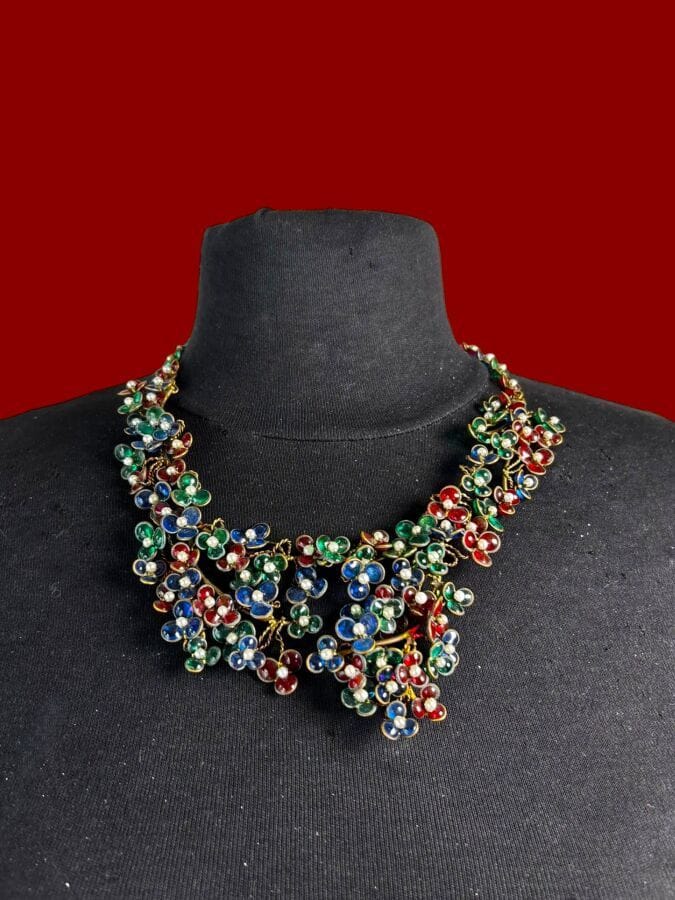 Attribué à CHANEL par GRIPOIX Collier articulé branchage de  fleurs en métal patiné et pétales de pâte de verre rouge  bleu et vert - non signé
Longueur 44 cm