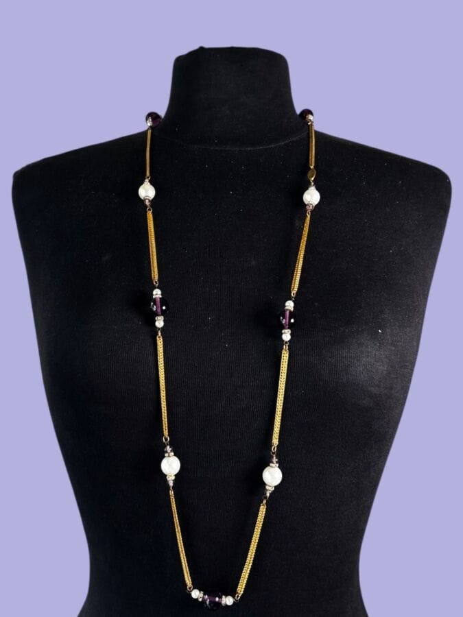 CHANEL Sautoir en métal doré maille serpent perles nacrées et de verre améthyste et bagues de strass - signé
Longueur 90 cm