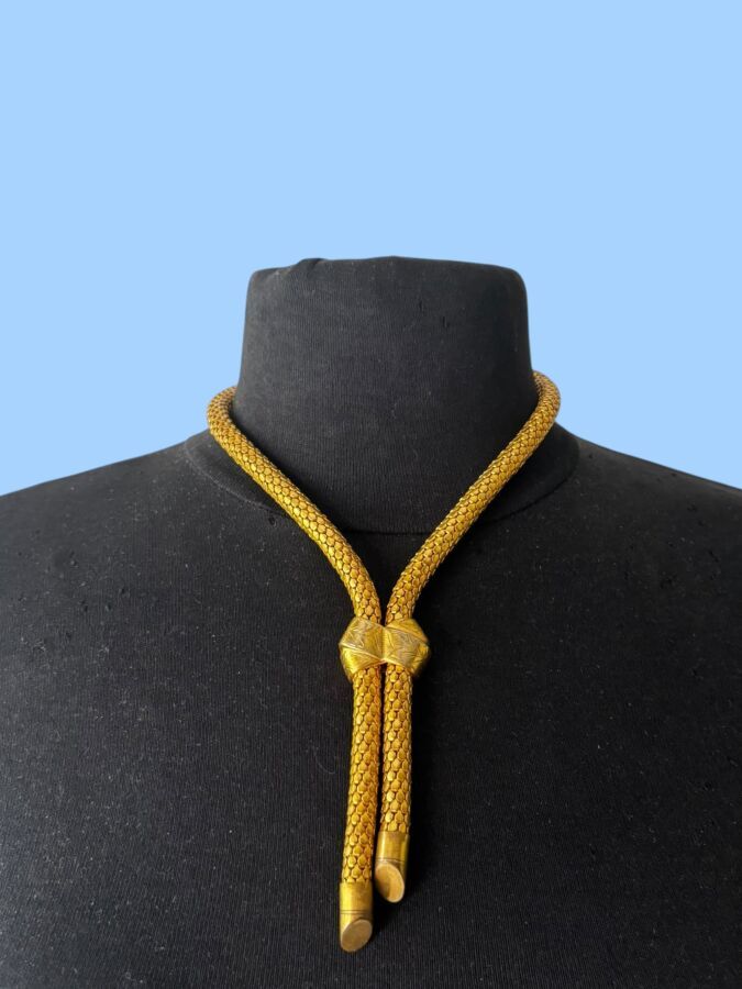 PAUL WIEGANT Collier négligé maille serpent en métal doré à motif ciselé  en laiton doré - non signé étiquette de stock 
Ht 28,5 cm