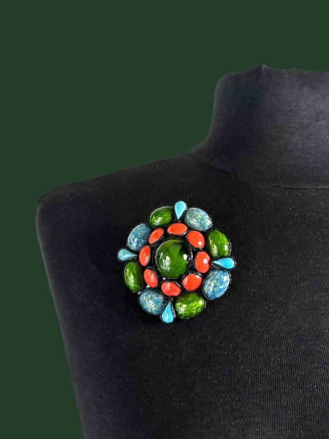 IRENA JAWORSKA Broche circulaire fleur en bakélite et résine noire cabochons de verre de couleur - monogrammée
Diam 7 cm
