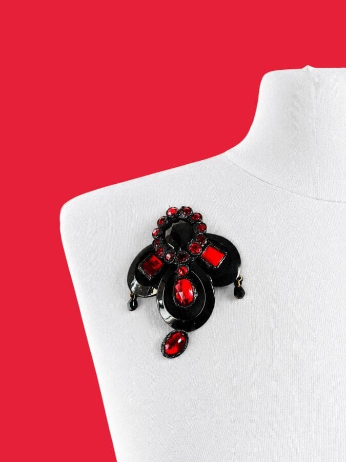 IRENA JAWORSKA Broche en bakélite et résine  noire et strass rouges - monogrammée
10x7,5 cm