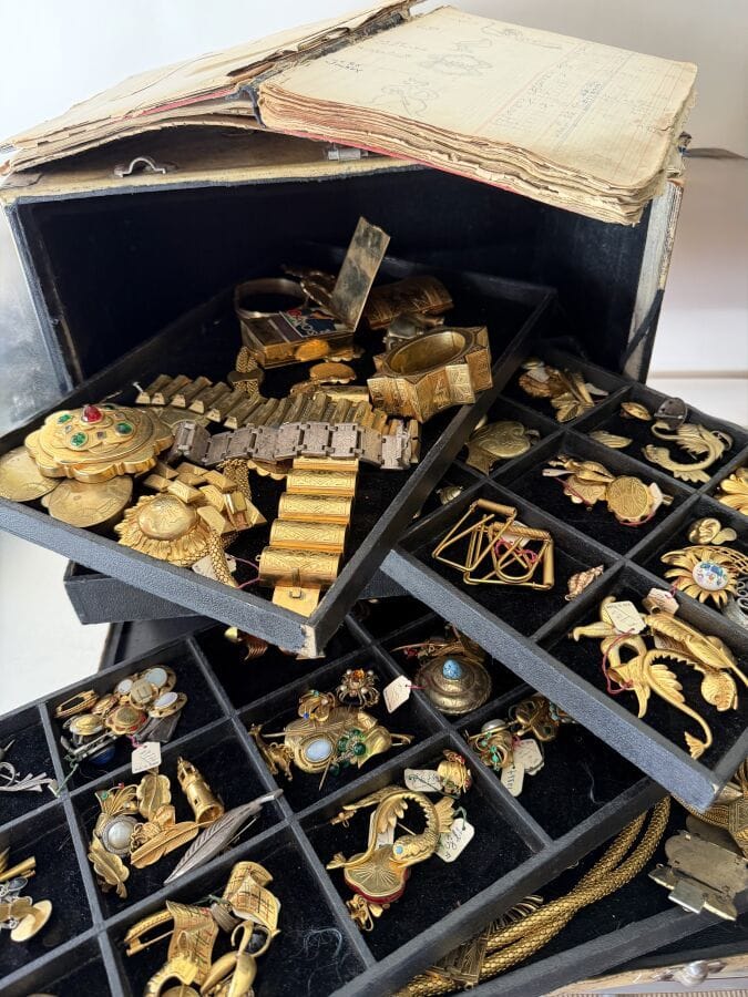 PAUL WIEGANT (1915–1991) The Rediscovered Jewelry Designer 
In his earlier career, Paul Wiegant was a talented jewelry designer before entering the world of cycling under the pseudonym Mickey Wiegant, where he served as a sports director from the 1950s to the 1980s. He worked as a jewelry designer until 1939, and we are now able to rediscover his work thanks to the dispersal of his studio collection, where his wife, Pierrette Teissedre, collaborated as a designer. 
He worked for the greatest fashion houses of the era, particularly SCHIAPARELLI, but also CHANEL , WORTH, MARCEL ROCHAS, and others, as evidenced by his sketchbooks, creating poetic jewelry and accessories whose quality stems from his use of pure gold to adorn his pieces.