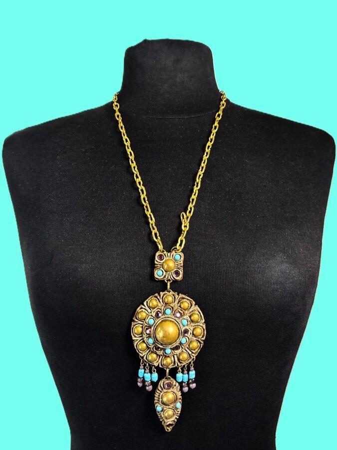 HENRY Modèle exclusif Collier en métal doré à pendentif circulaire à pampille en talosel cabochon de métal patiné et perles de verre turquoise et mauve et strass violet - signé
Ht totale 43 cm