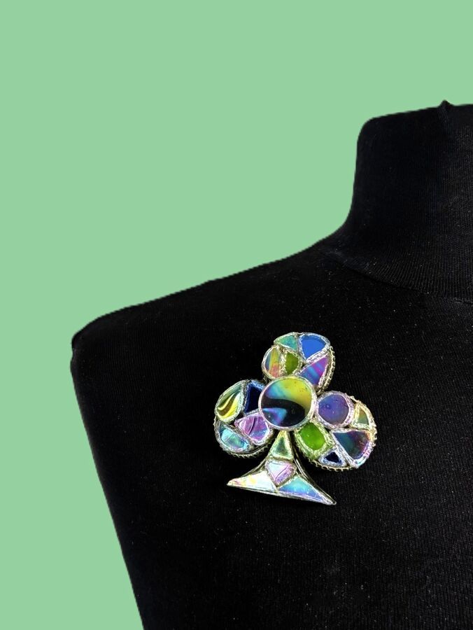 IRENA JAWORSKA Broche trefle en résine verte  et miroirs aurore boréale - monogrammée
6x 6 cm
