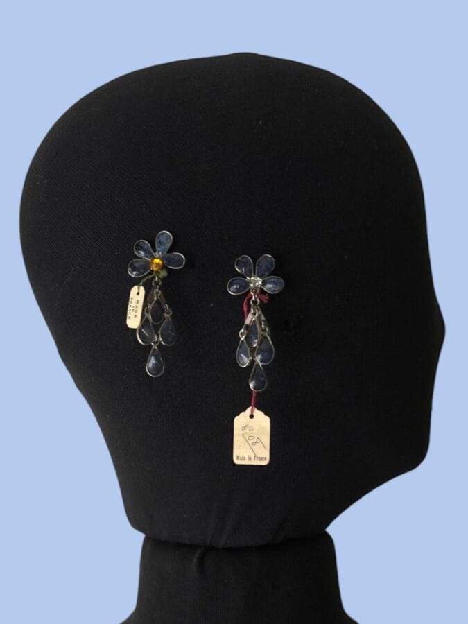 PAUL WIEGANT Paire de clips d'oreilles fleur en métal argenté pétales de pâte de verre bleu et strass  - non signée  étiquettes de stock                                                                                                                                                               Ht 5 cm