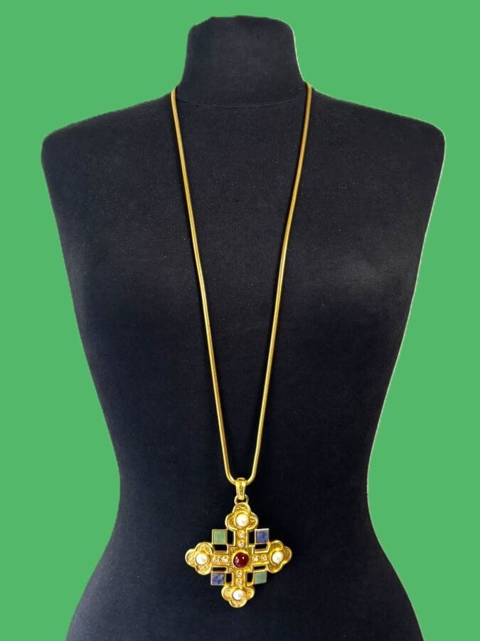 CHRISTIAN DIOR par GROSSE Collier serpent à pendentif croix en métal doré perles nacrées pierres dures et strass - non signé 
Longueur 90 cm
Croix 9x7,5 cm