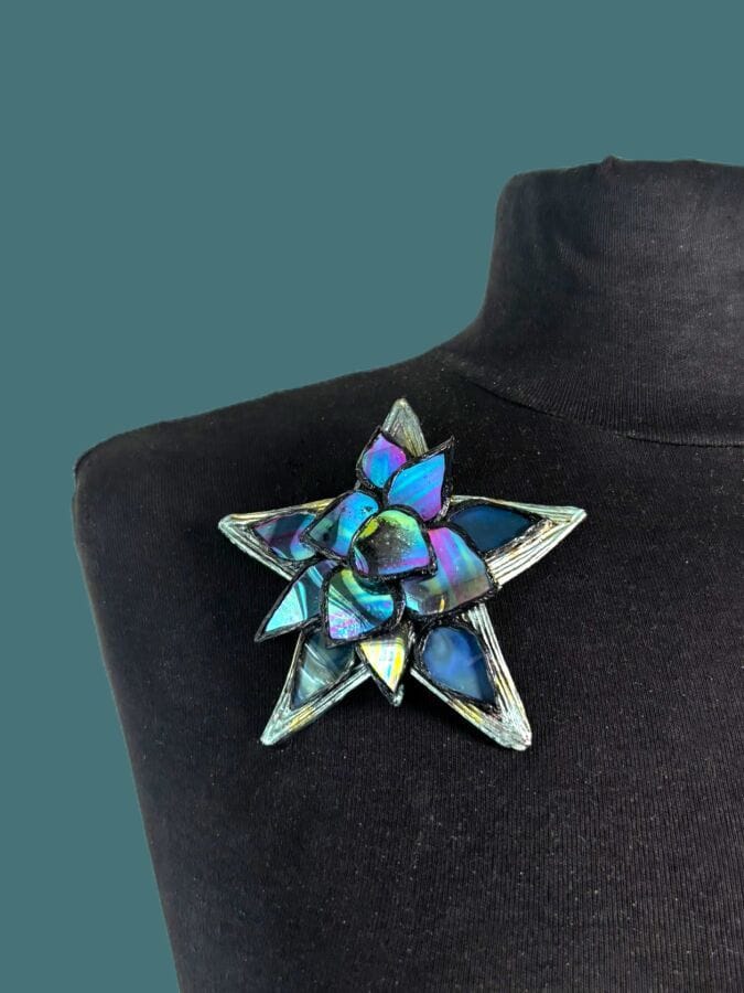 IRENA JAWORSKA Star-shaped brooch made of green resin and blue-tinted glass mirrors—monogrammed
10 x 10 cm