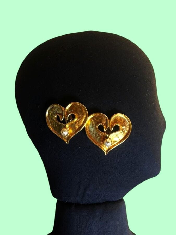 CHRISTIAN LACROIX MADE IN FRANCE Paire de clips d'oreilles coeur en métal doré et perles nacrées - signée
5 x 5,5 cm