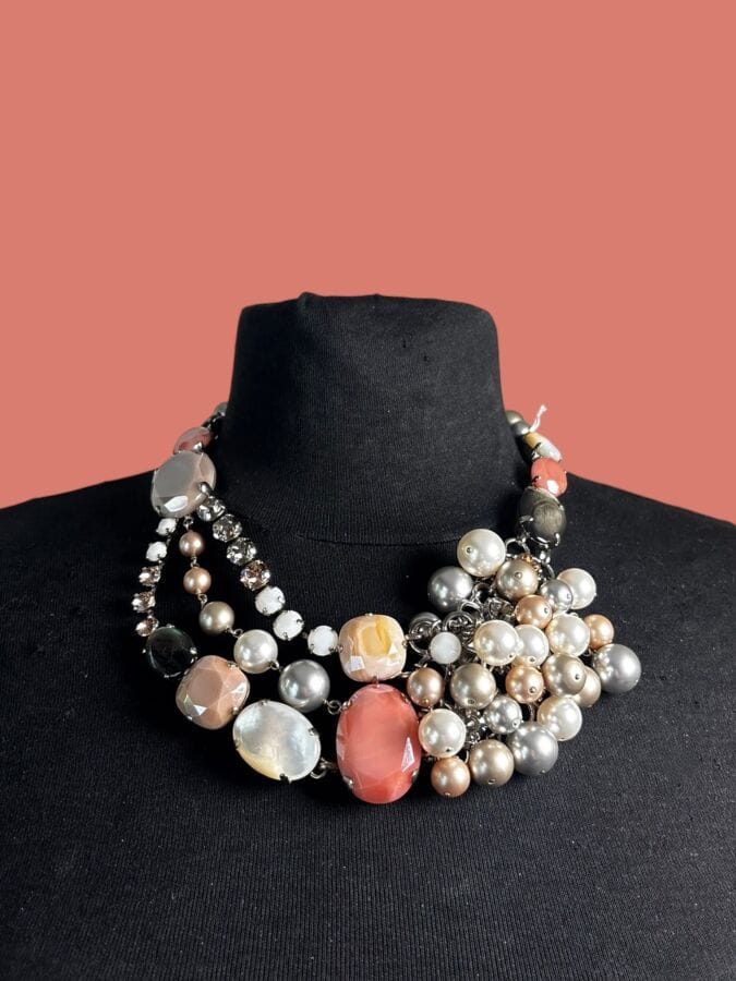 PHILIPPE FERRANDIS Draped necklace in chrome-plated metal with pearlescent beads and faceted crystals in various colors and mother-of-pearl—signed
Length: 47 cm