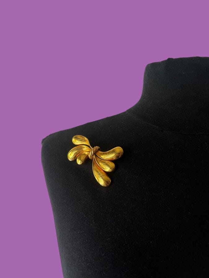 PAUL WIEGANT Made in France Broche feuillage  en métal  doré - monogrammée 
Longueur 6 cm