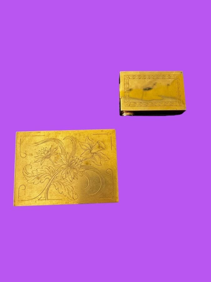 PAUL WIEGANT Made in France Boite de beauté porte allumettes (avec ses allumettes) en métal doré - monogrammée à l'intérieur                                                                                                                                                                          7 x 4,5 cm                                                                                                                                                                        Poudrier à miroir  en métal doré à décor floral gravé et quadrillé  - monogrammé à l'intérieur                                                                                 10,5 x 7,5 cm