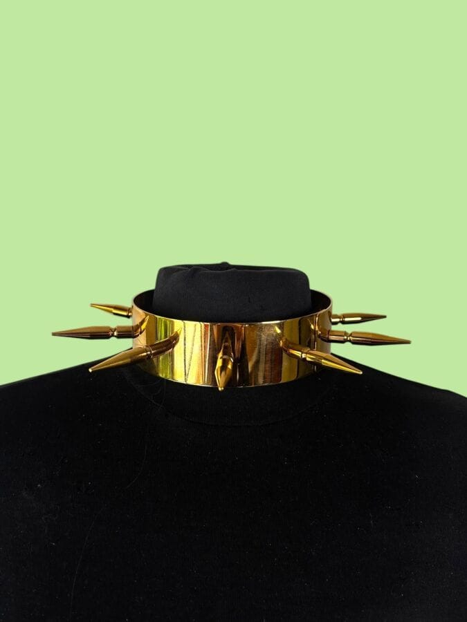 ALEXANDRE VAUTHIER Collier ras de cou à pointes en métal doré -  signé 
Diam : 12,5 cm
