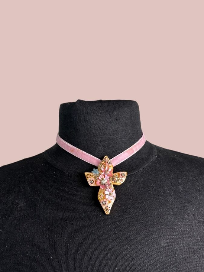 CHRISTIAN LACROIX Made in France pour Pronuptia Broche pendentif croix en métal doré résine nacrée  fleurettes de  rodoite et petits strass  - signé - monté sur ruban de velours rose 
5,5x4 cm