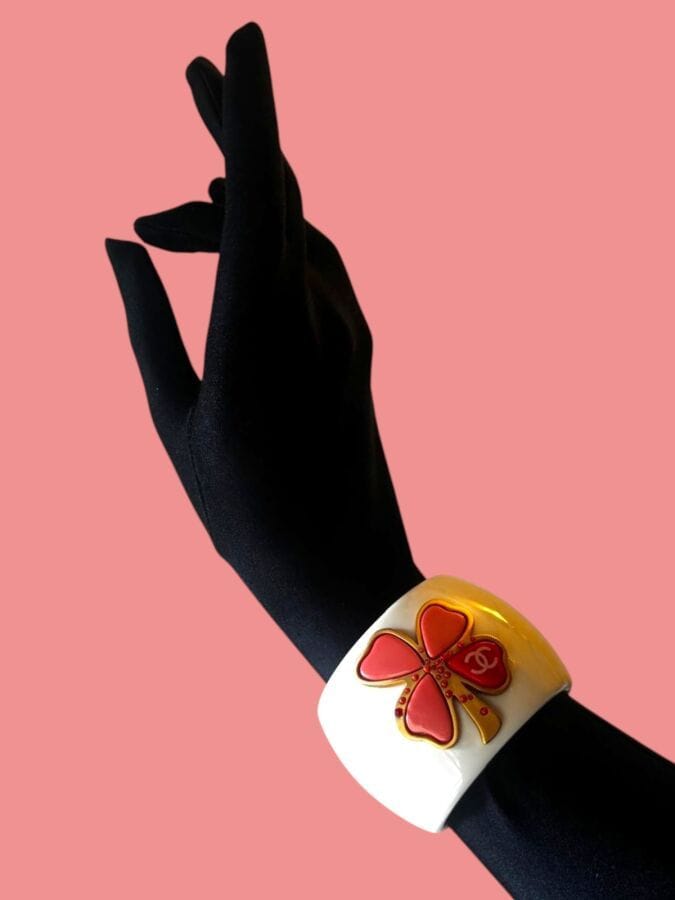 CHANEL Made in France  Bracelet manchette articulé en résine ivoire à motif en métal doré amati et résine corail au sigle de la marque - signé
5,5x5,5 cm
