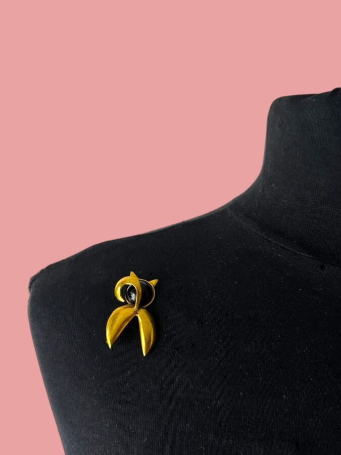 PAUL WIEGANT Broche chat  en métal  doré et cabochon de verre noir - non signée                                                                                                                    Ht : 4 cm