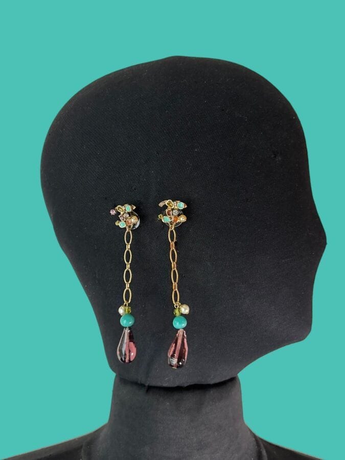 CHANEL Made in France  par ROBERT GOOSSENS Paire de boucle d'oreilles en métal doré au chiffre de la marque perle nacrée et  de verre turquoise et goutte améthyste et émail  - signée
Ht : 9 cm
