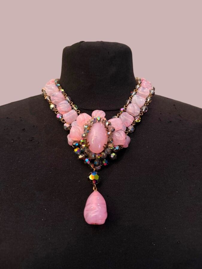 FRANCOISE MONTAGUE Collier en métal doré et motif floral à pampille de perles torses cabochon et poire de verre  rose et perles facettées aurore boréale - non signé
Longueur 43 cm
Ht 30 cm
Biblio : Modèle variant en bleu reproduit dans Les Paruriers Bijoux de Haute Coutrure par Florence Muller p. 39