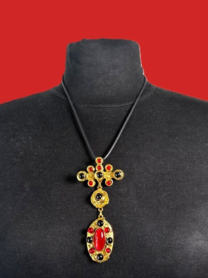 HENRY Broche pendentif à médaillon  en métal doré et cabochons de verre rouge et noir - signé monté sur cordon noir 
Ht 9,5 cm