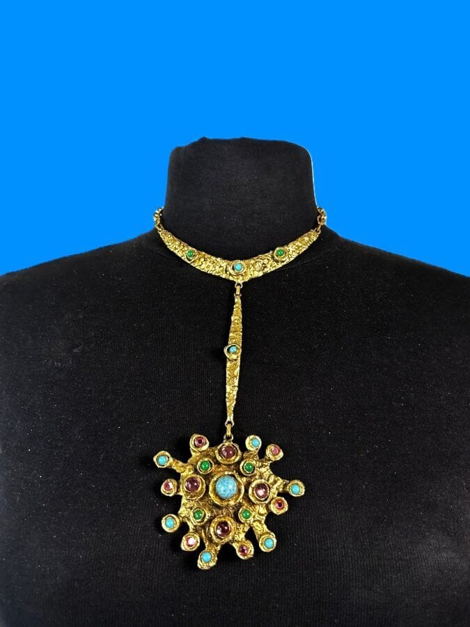 HENRY Collier articulé à pendentif moderniste  en métal doré et cabochons de verre et strass polychromes  - signé 
Ht 30 cm