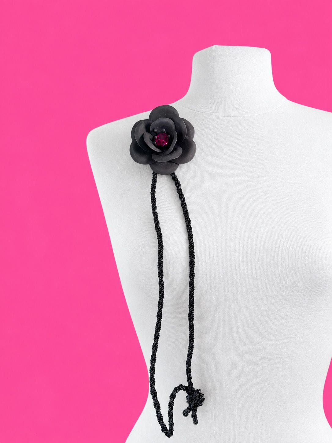 CAILLOL Paris Collier passementerie à Pendentif broche camélia en métal laqué noir mat et strass rose -signé
Ht 35 cm
Diam 7 cm