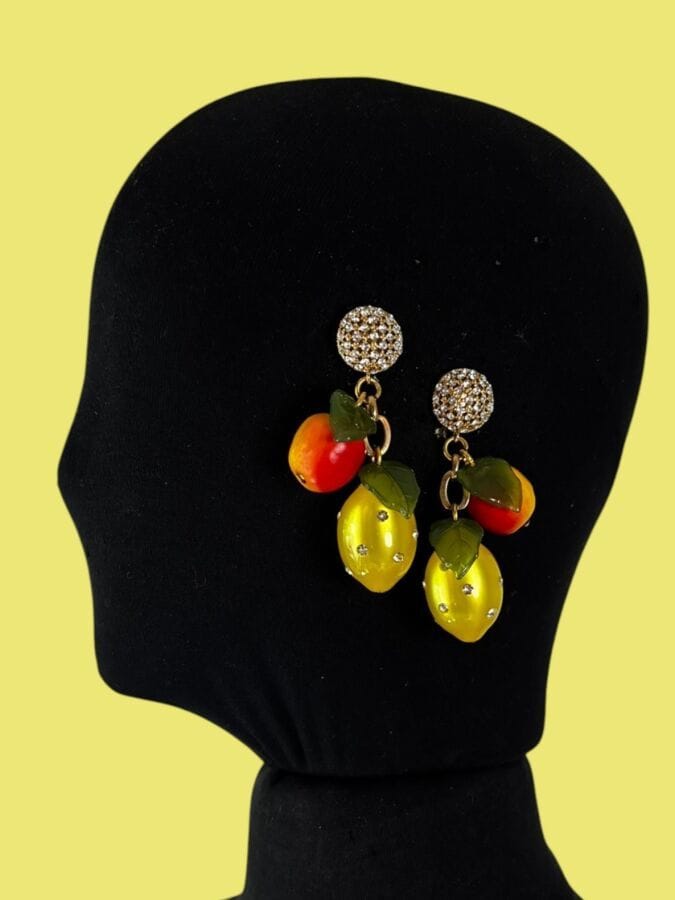 CARLO ZINI Paire de clips d'oreilles fruits en métal doré résine de couleur et petits strass - signée
Ht 7 cm