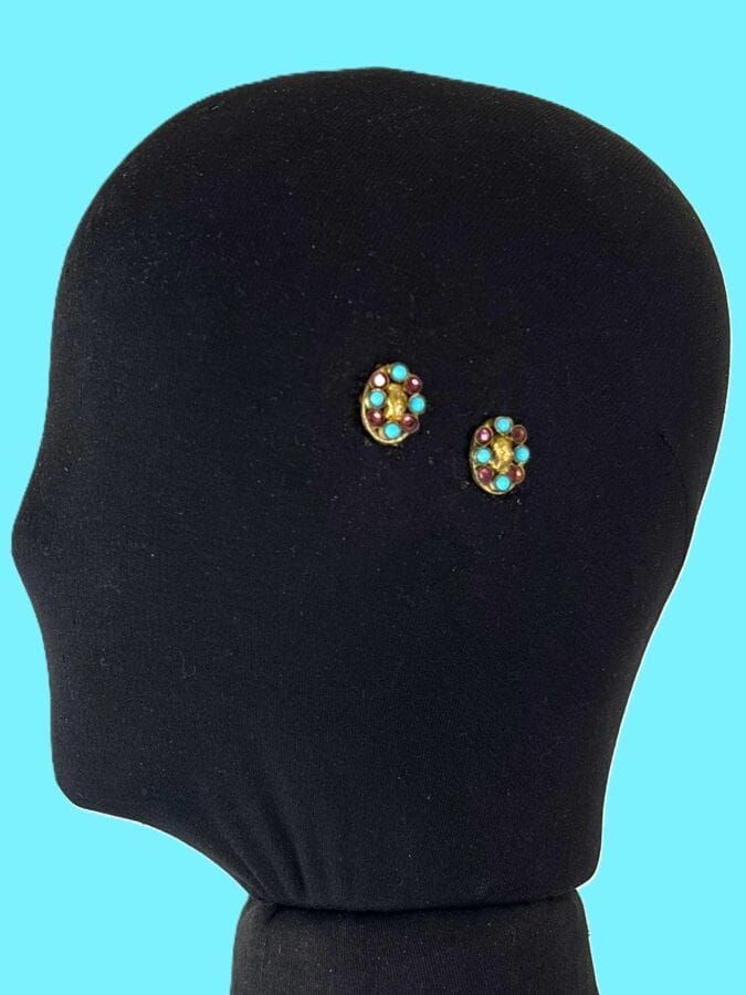 HENRY Paire de clips d'oreilles ovales en métal doré patiné cabochons de verre turquoise et strass violet - signée
Ht 2 cm