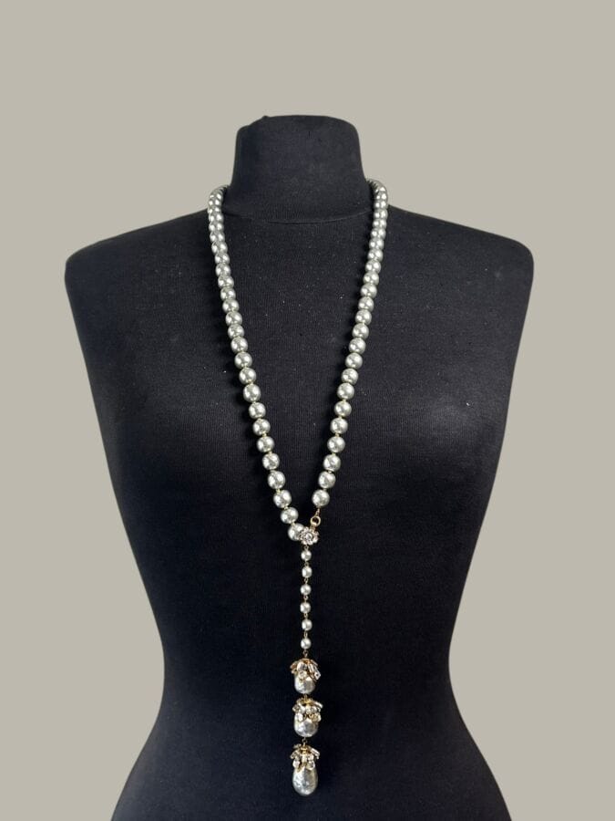 MIRIAM HASKELL Bayadère necklace with gray pearlescent pearls, gold-tone metal caps, and rhinestones—signed 
Length: 96 cm