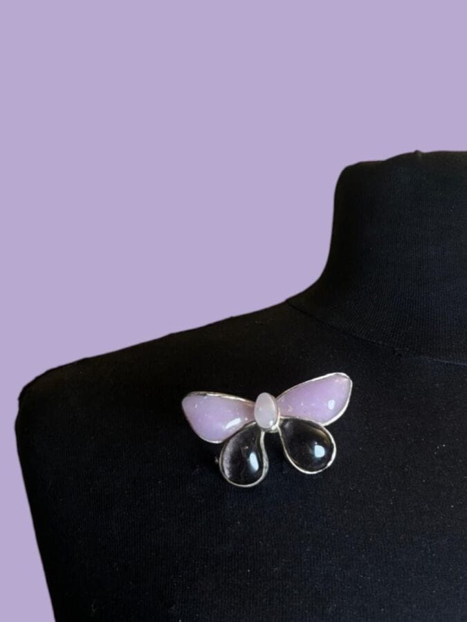 LOUIS VUITTON Paris par GRIPOIX Broche papillon en métal patiné argent et pâte de verre rose de 2 tons - signée 
3x5,8 cm