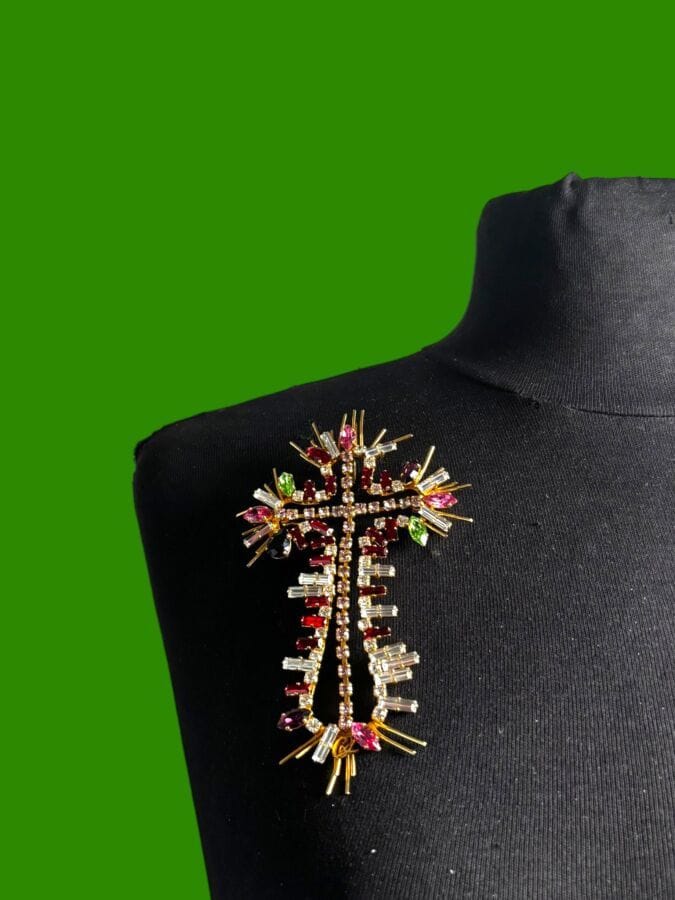 CHRISTIAN LACROIX Pendentif croix en métal doré et strass de couleur ronds et baguettes - monogammé
12x7,5 cm