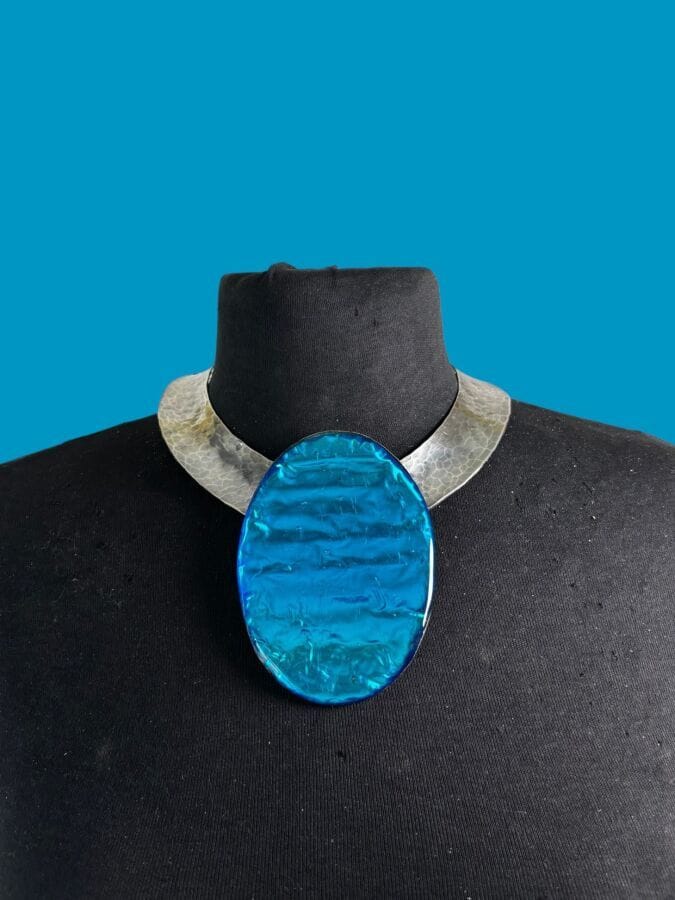 JACQUES GAUTIER Paris Articulated torque necklace in silver plated metal with a large oval medallion in blue enamel—signed
Height: 23 cm
Inner width: 12 cm
Medallion: 9.5 x 6.8 cm