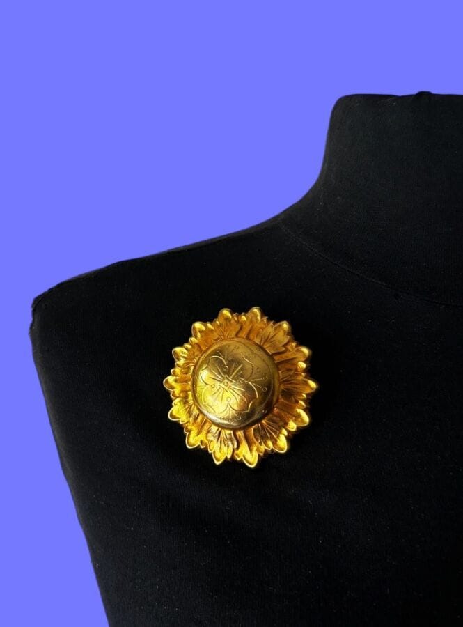 PAUL WIEGANT Broche fleur en métal doré gravé - non signée                                                                                      Diam  5,8 cm