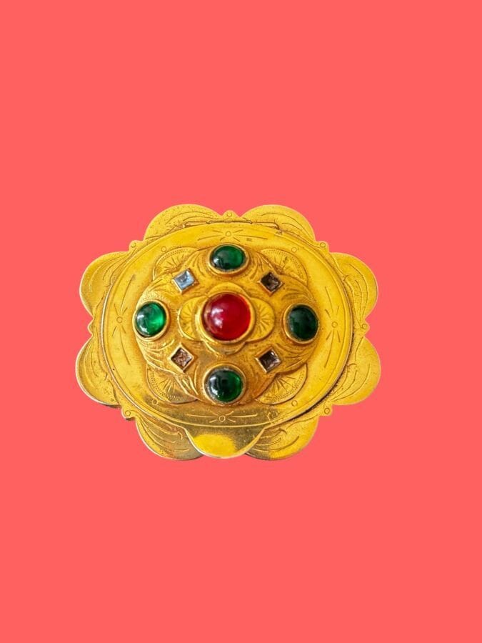 PAUL WIEGANT Lance-shaped gilded metal powder compact with red and green glass cabochons and small rhinestones - unsigned
8x7 cm