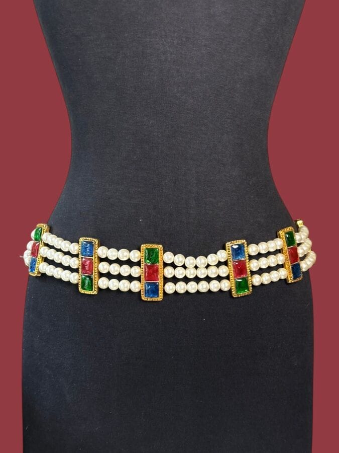 CHANEL  Made in France par GRIPOIX Ceinture à 3 rangs de perles nacrées et barrettes de métal doré à cabochons de pâte de verre bleu rose et vert - signée avec boite d'origine
90 x 5 cm
(éclat de surface sur un cabochon vert)