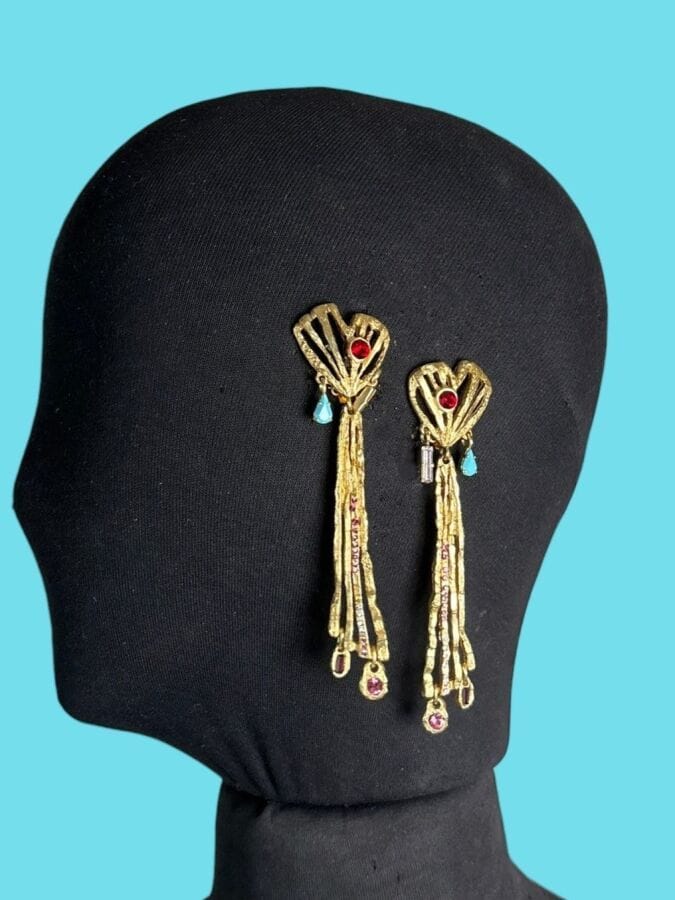 CHRISTIAN LACROIX Made in France Paire de clips d'oreilles coeur à pampille  en métal doré et strass de couleur - signée
Ht 10,5 cm