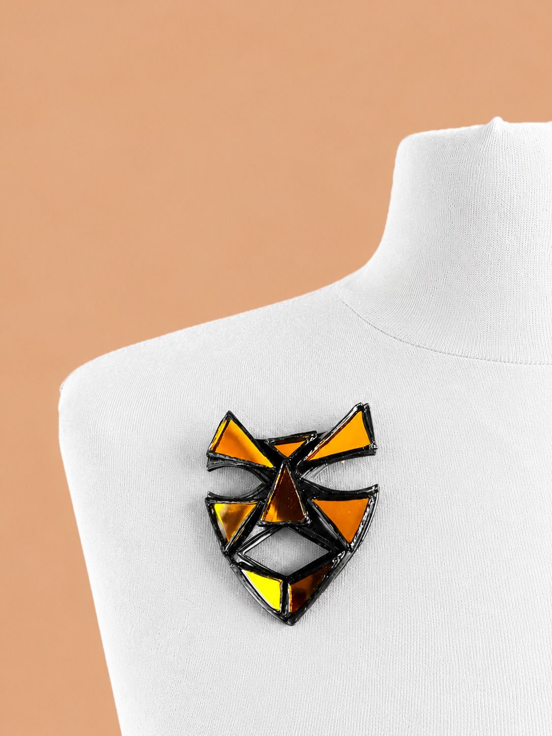 IRENA JAWORSKA Broche masque résine noire miroirs dorés - monogrammée
8 x 6,5 cm