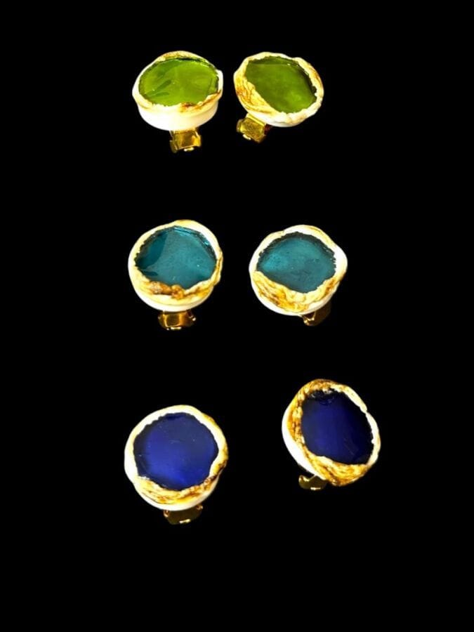 IRENA JAWORSKA 3 Paires de clips  d'oreilles en métal doré résine ivoire et brune pastilles de verre bleu et vert - non signées 
Diam 1,8 cm