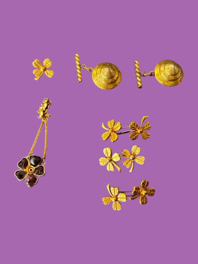 PAUL WIEGANT Lot en métal doré de 2 Paires de boutons de manchettes chapeau chinois et trèfle - 1 bouton de manchette et 1 bouton trèfle - 1 Boucle d'oreille à pampille fleur et cabochons de pâte de verre améthyste ( incomplète ) - non signées