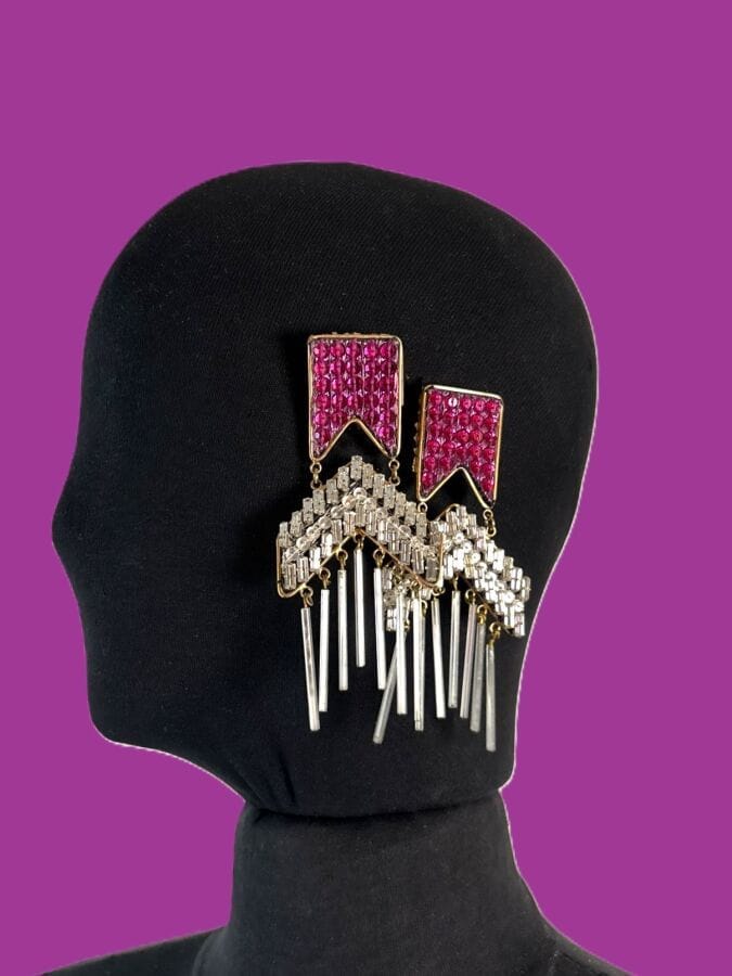 LESAGE PARIS Paire de clips d'oreilles en métal doré broderie de sequins rose et strass blanc - signé
11 x 5 cm