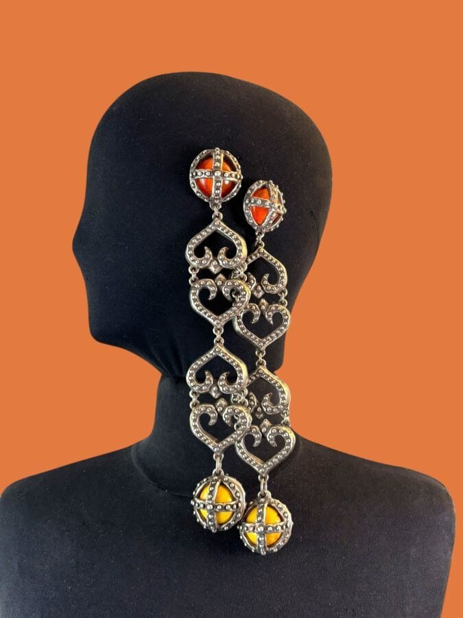 MARIA BARON Paire de clips d'oreilles en résine argentée Maharadjah -siglé TMB
23,5 x 4 cm